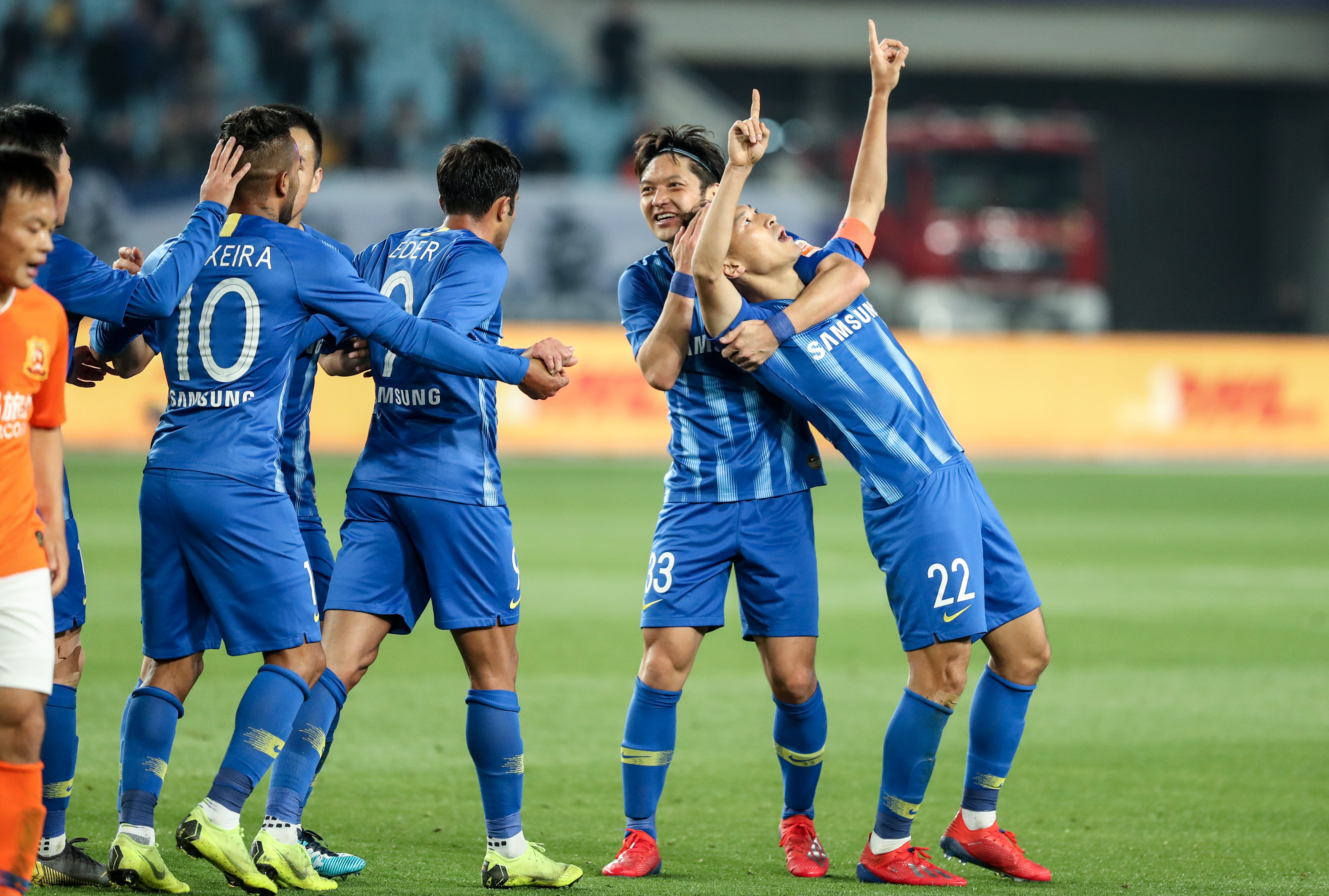 热议汪士钦红牌：对方踢人很隐蔽；染红动作太业余，狂性大发