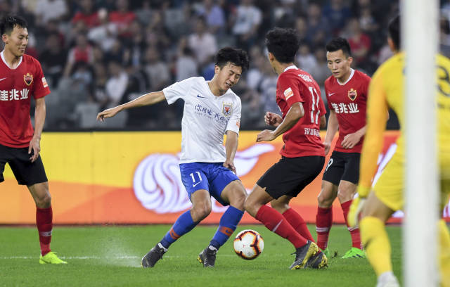 记者：邵佳一探班U22国足训练，与主帅安东尼奥相谈甚欢